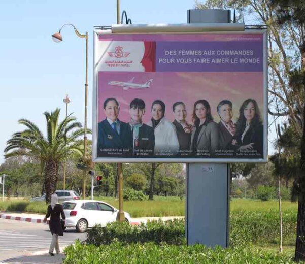 Comment les enseignes publicitaires influencent le paysage urbain de Marrakech - L'importance de la signalétique dans la gestion du trafic piéton à Marrakech