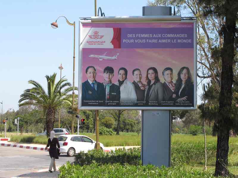 Comment les enseignes publicitaires influencent le paysage urbain de Marrakech - L'importance de la signalétique dans la gestion du trafic piéton à Marrakech