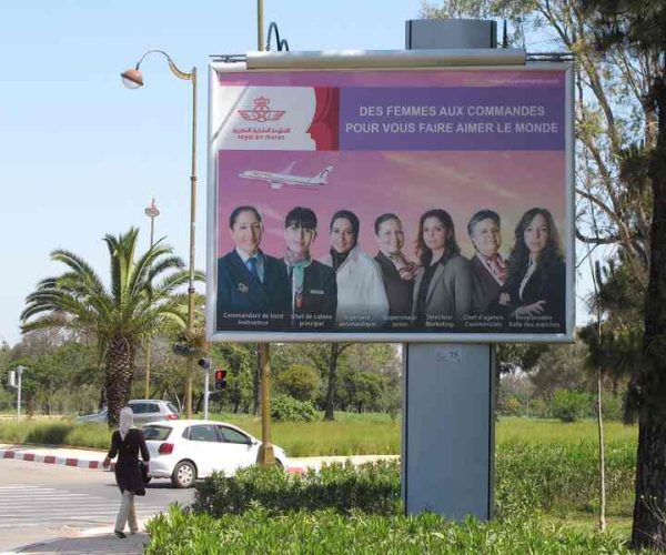 Comment les enseignes publicitaires influencent le paysage urbain de Marrakech - L'importance de la signalétique dans la gestion du trafic piéton à Marrakech