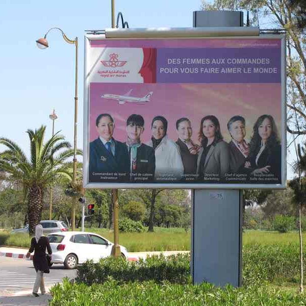 Comment les enseignes publicitaires influencent le paysage urbain de Marrakech - L'importance de la signalétique dans la gestion du trafic piéton à Marrakech