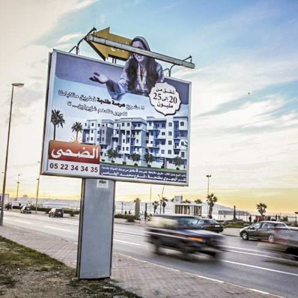 Comment les enseignes publicitaires influencent le paysage urbain de Marrakech - L'importance de la signalétique dans la gestion du trafic piéton à Marrakech